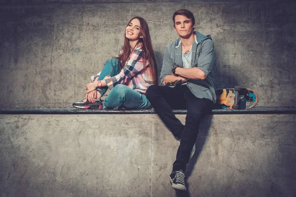 Cheerful couple with with skateboard outdoors — Stock Photo, Image