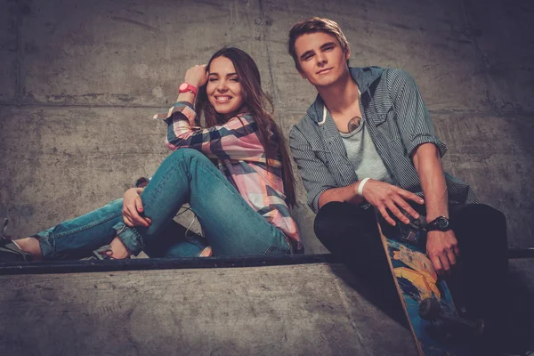 Cheerful couple with with skateboard outdoors — Stock Photo, Image