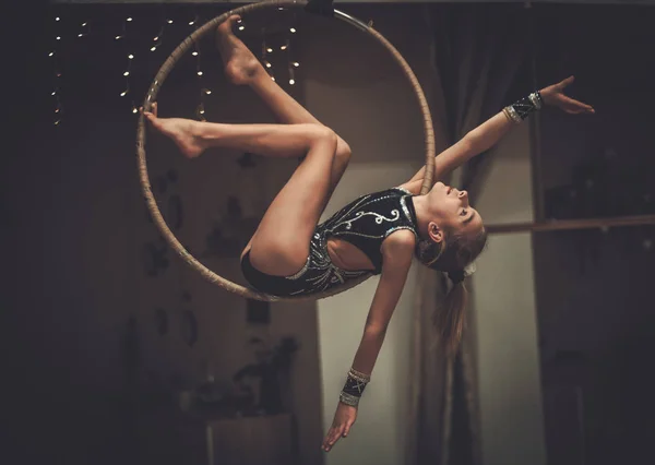 Kunststof weinig meisje gymnast op acrobatische ring — Stockfoto