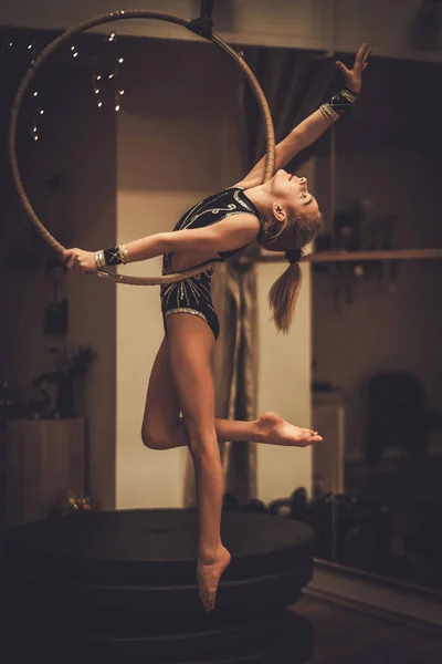 Plástico menina ginasta no anel acrobático — Fotografia de Stock