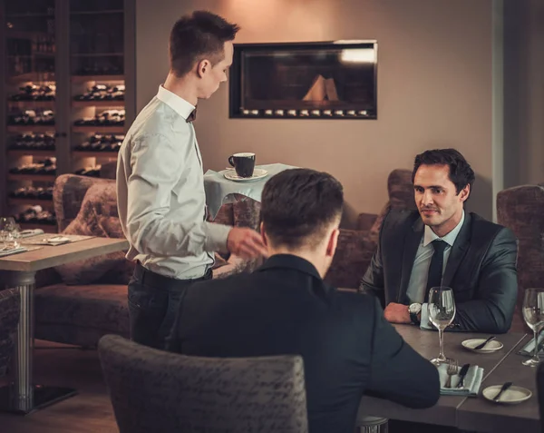 Zwei selbstbewusste Geschäftsleute beim Geschäftsessen im Restaurant — Stockfoto