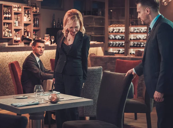 Elegante mensen genieten van de avond die elkaars bedrijf in restaurant — Stockfoto