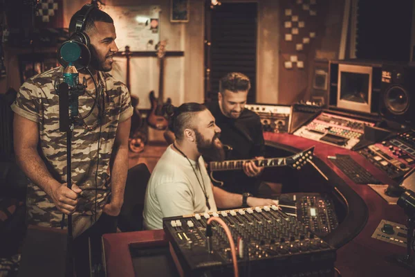 Professional music band recording song in boutique recording stu — Stock Photo, Image