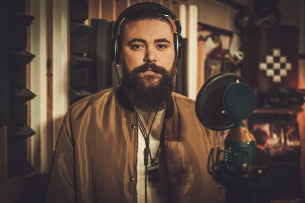 Canción de grabación de cantante profesional en estudio de grabación boutique — Foto de Stock