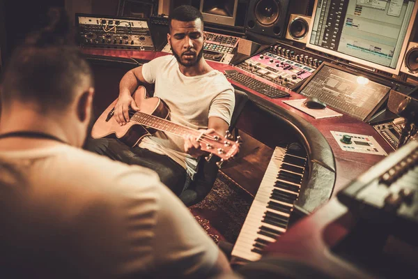 Dos guitarristas profesionales actuando en estudio de grabación boutique —  Fotos de Stock