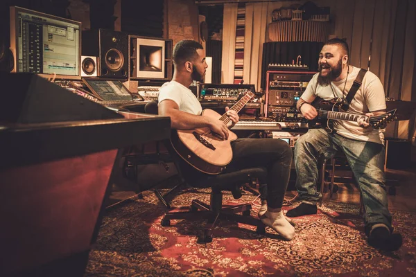 Dois guitarristas profissionais se apresentando em estúdio de gravação boutique — Fotografia de Stock