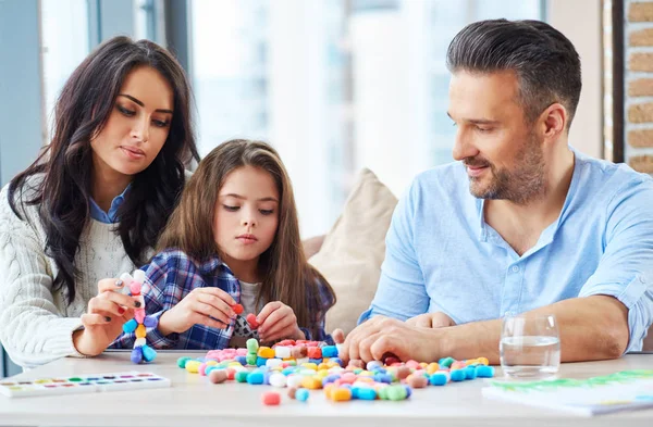 Veselá rodinná hra s barevné sady pro kreativitu — Stock fotografie