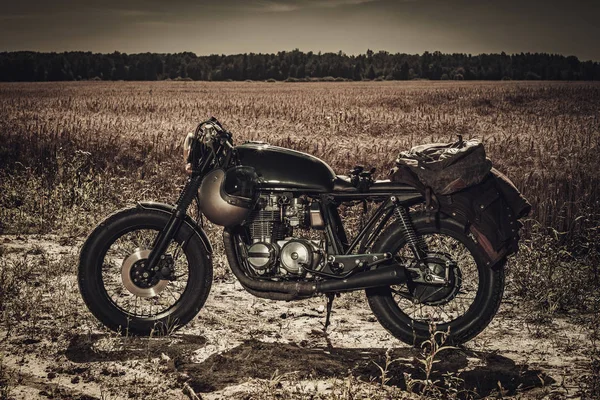 Vintage custom motorcycles in field — Stock Photo, Image