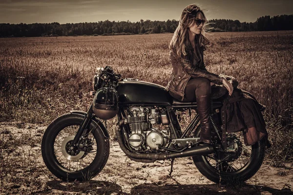 Giovane, donna alla moda su vintage personalizzato cafe racer in campo — Foto Stock