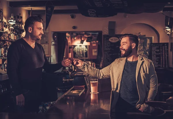 时尚的男人被卡在一家酒吧的酒保付费啤酒. — 图库照片