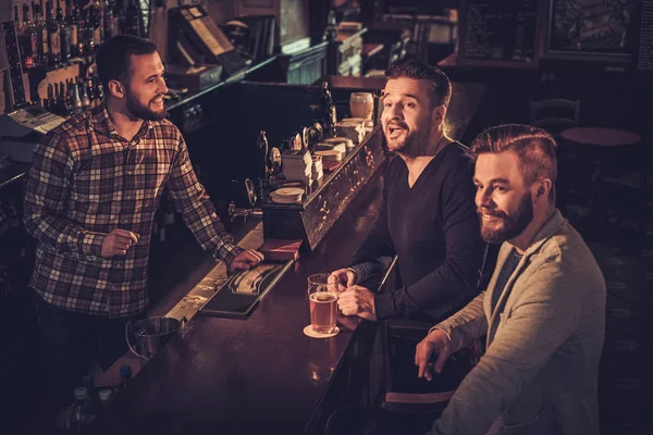 快乐的旧朋友在酒吧里喝生啤酒在吧台. — 图库照片