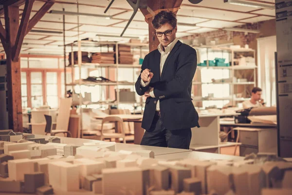 Joven arquitecto trabajando en estudio de arquitectura . — Foto de Stock