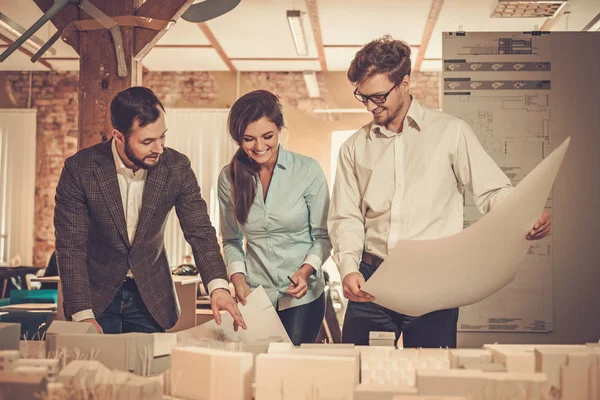 Selbstbewusstes Team von Ingenieuren, die in einem Architektenbüro zusammenarbeiten. — Stockfoto