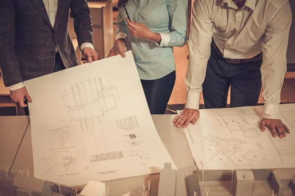 Equipo de ingenieros confiados trabajando juntos en un estudio de arquitectura . — Foto de Stock