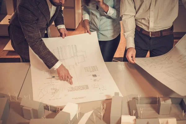 Equipe confiante de engenheiros trabalhando juntos em um estúdio de arquitetos . — Fotografia de Stock