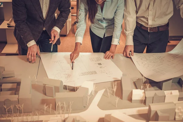 Selbstbewusstes Team von Ingenieuren, die in einem Architektenbüro zusammenarbeiten. — Stockfoto