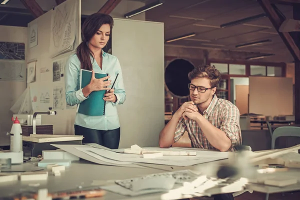 Equipo de ingenieros confiados trabajando juntos en un estudio de arquitectura . — Foto de Stock