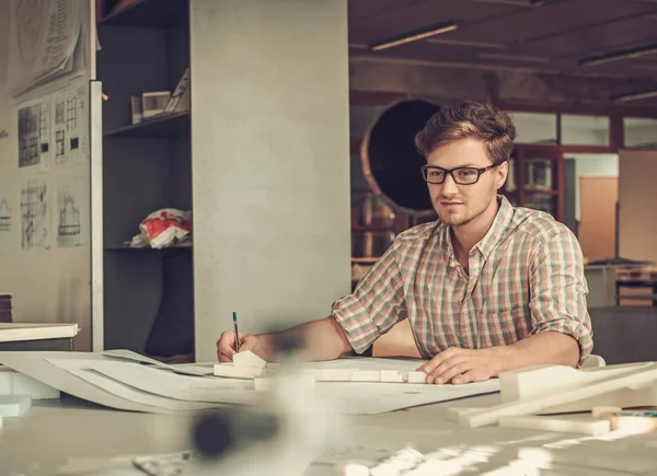 Junge Architektin arbeitet im Architektenbüro. — Stockfoto