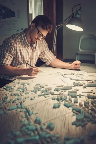 Jonge architect werkt in de studio van de architect. — Stockfoto