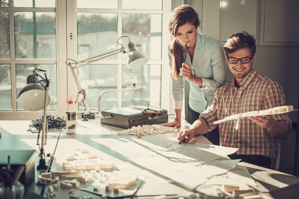 Une équipe confiante d'ingénieurs travaillant ensemble dans un studio d'architecte . — Photo