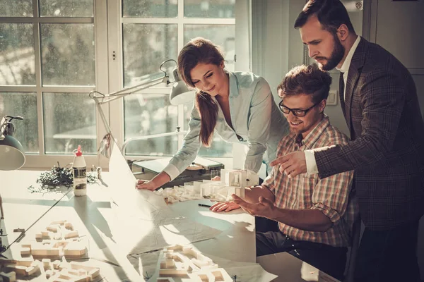 Selbstbewusstes Team von Ingenieuren, die in einem Architektenbüro zusammenarbeiten. — Stockfoto