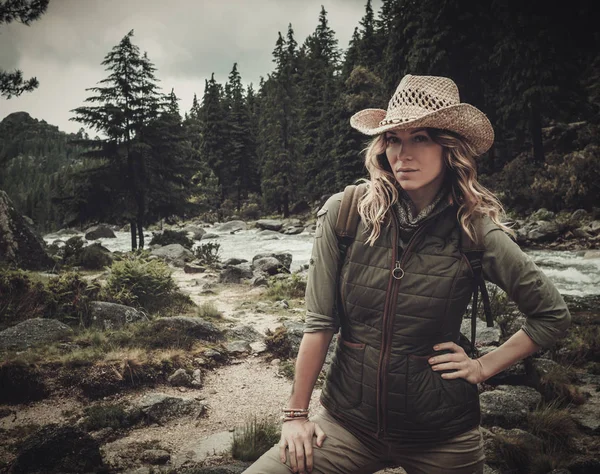 Hermosa mujer excursionista cerca del río salvaje montaña . — Foto de Stock