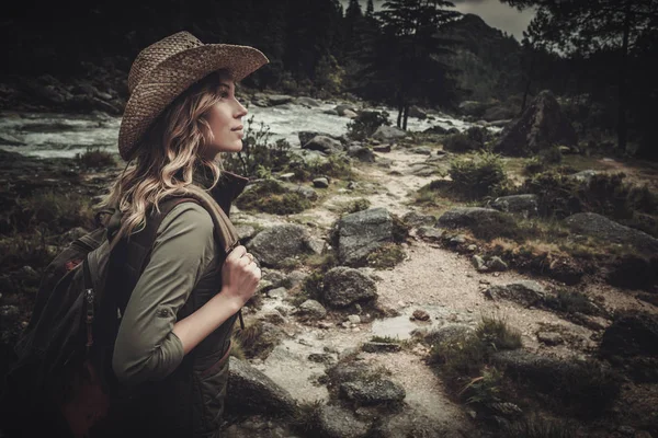Gyönyörű nő természetjáró vadon élő hegyi folyó közelében. — Stock Fotó
