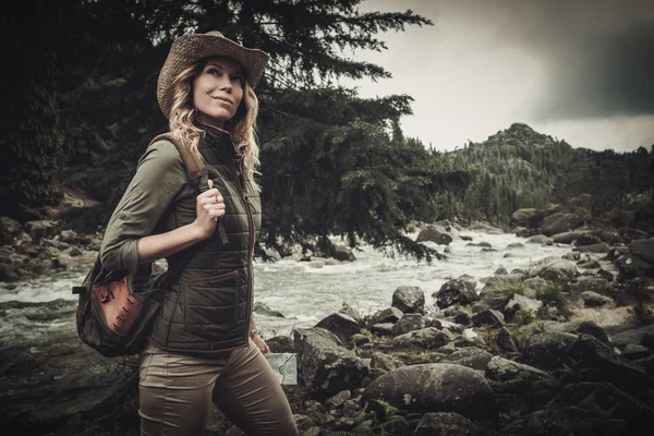 Bella donna escursionista vicino fiume selvaggio di montagna . — Foto Stock