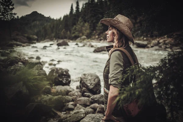 Bella donna escursionista vicino fiume selvaggio di montagna . — Foto Stock