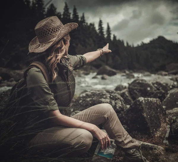 Bella donna escursionista vicino fiume selvaggio di montagna . — Foto Stock