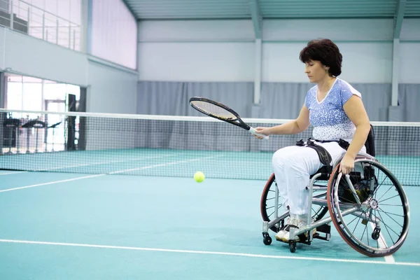 장애인은 휠체어 테니스 코트에서 테니스에 여자를 성숙. — 스톡 사진
