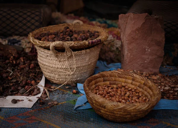 Sementes de argan marroquino em um mercado — Fotografia de Stock