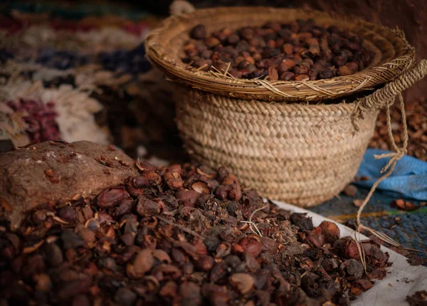 Semi di argan marocchino su un mercato — Foto Stock