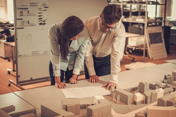 Ingenjörer som arbetar tillsammans i en arkitekt studio. — Stockfoto