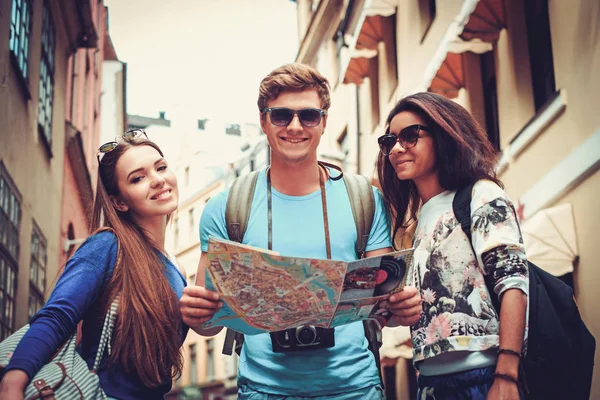 Multiethnische Freunde Touristen mit Karte in der Altstadt — Stockfoto