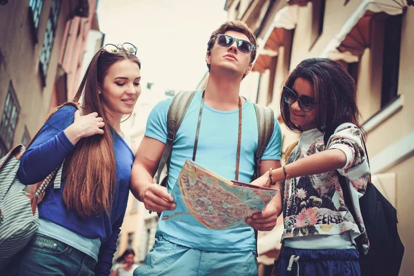 Multi ethnic friends tourists with map in old city — Stock Photo, Image