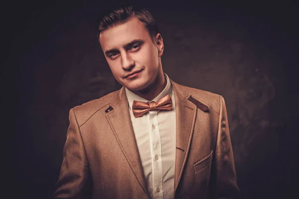 Гострий одягнений чоловік в піджак і краватку — стокове фото