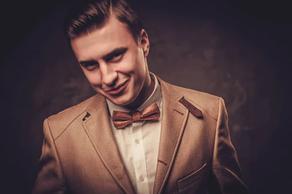 Гострий одягнений чоловік в піджак і краватку — стокове фото