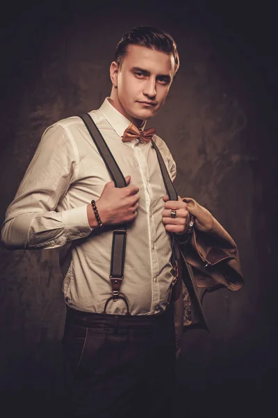 Sharp habillé homme portant des bretelles et noeud papillon — Photo