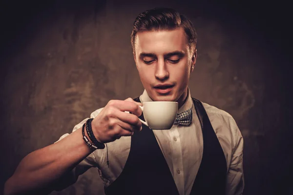 Sharp vestido homem vestindo colete com uma xícara de café — Fotografia de Stock