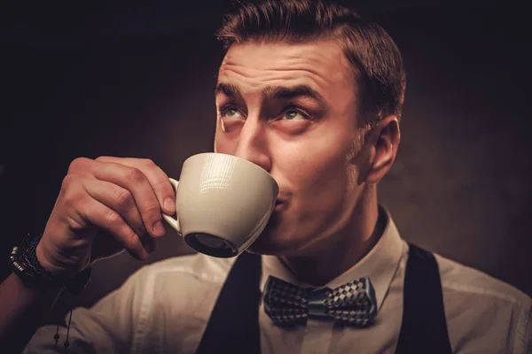 Uomo vestito affilato che indossa il gilet con una tazza di caffè — Foto Stock