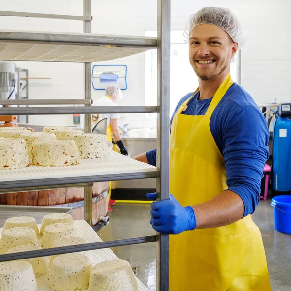 Красивый чизмейкер делает творожный сыр на своей фабрике. — стоковое фото