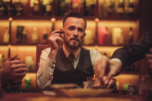 Man playing poker in gentlemens club — Stock Photo, Image