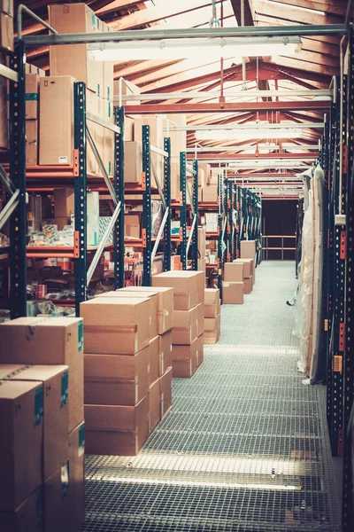 Crates and boxes on a shelves in a warehouse — Stock Photo, Image