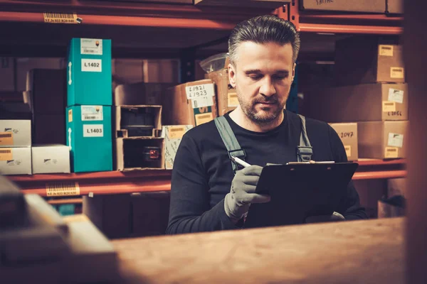 Lagerhalter mit manueller Pickliste auf einem Lager — Stockfoto