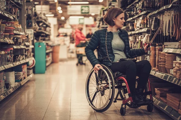 Γυναίκα σε μια αναπηρική καρέκλα σε ένα πολυκατάστημα — Φωτογραφία Αρχείου