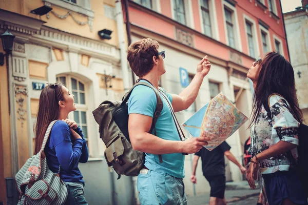 Multiethnische Freunde Touristen mit Karte in der Altstadt — Stockfoto