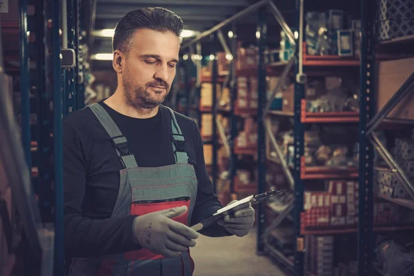 Storekeeper with manual pick list — Stock Photo, Image