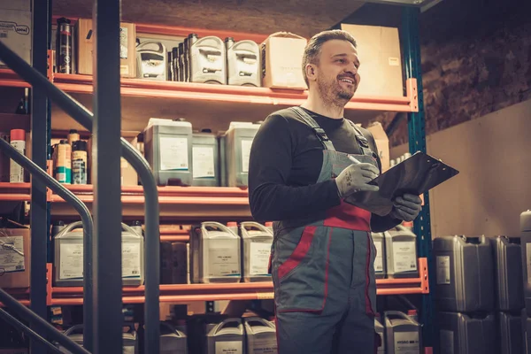 Storekeeper with manual pick list — Stock Photo, Image