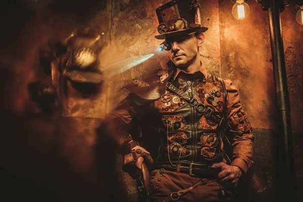 Steampunk stijl man met verschillende mechanische apparaten — Stockfoto